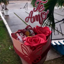 Regalo en forma de corazón con rosas eternas