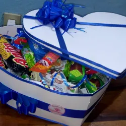 Caja en forma de corazón con confituras