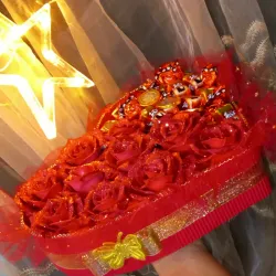 Corazón con rosas y chocolates