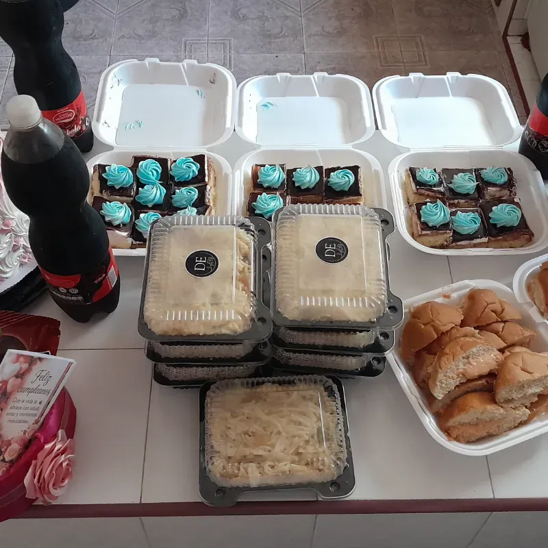 Bufet de cumplea帽os sencillo