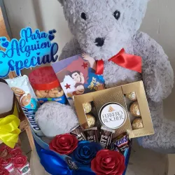Caja con oso y chuches 