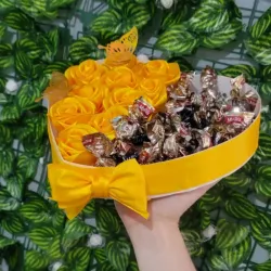 🌟 Cajita con 10 rosas , 10 bombones 💛