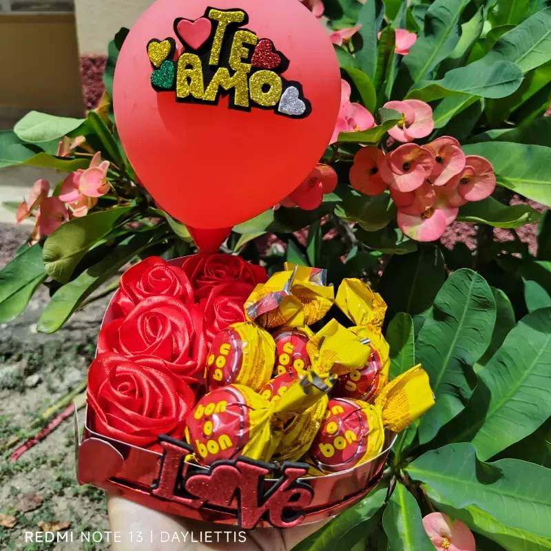🎀 Cajita con 5 rosas y 6 bombones 