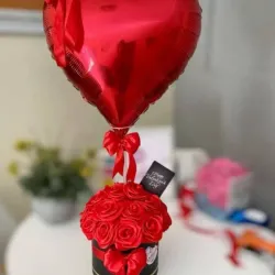 ❤️🌹Cajita con globo y rosas eternas..