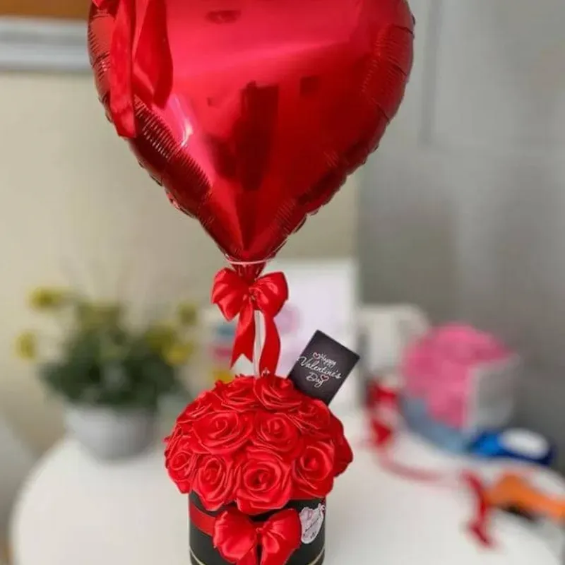 ❤️🌹Cajita con globo y rosas eternas..