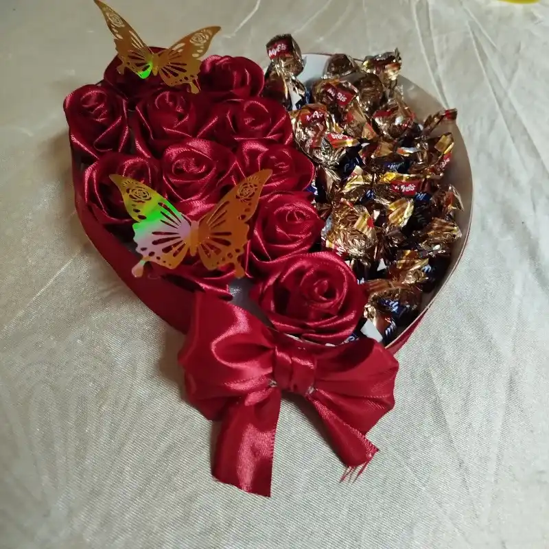 ❤️ Cajita Normal con 10 rosas 10 bombones 🌹