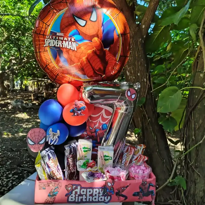 Cesta 🧺 con globos y Confituras 