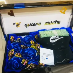 Detalle con gorra y perfume