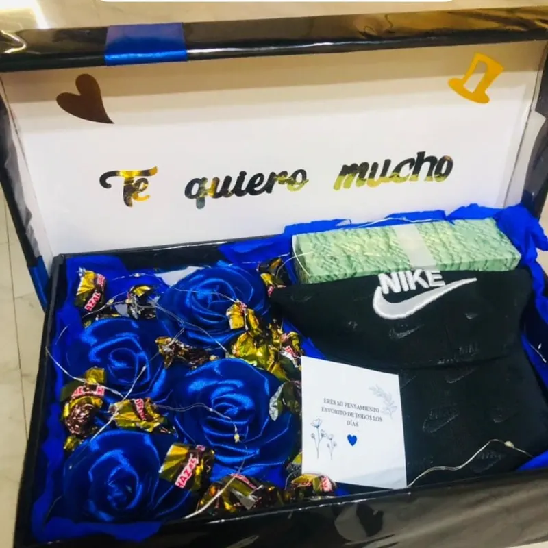 Detalle con gorra y perfume