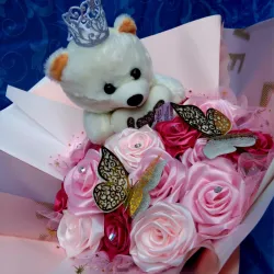 Rosas y peluche