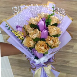 Rosas y tulipanes