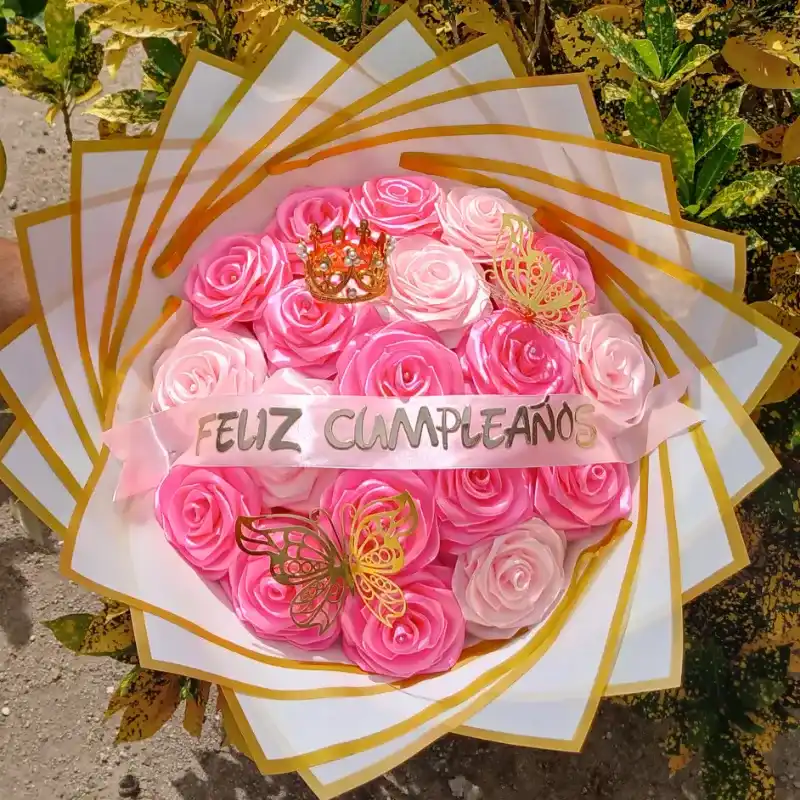 Cesta con perfume ,licra  y ramo de rosas