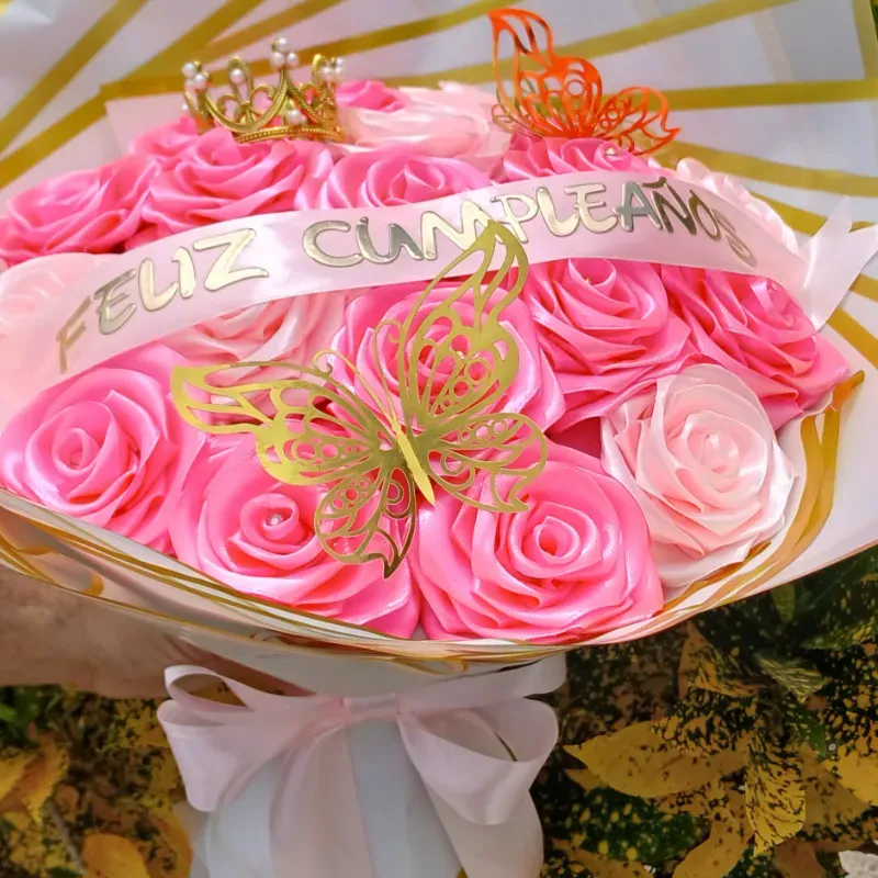 Cesta con perfume ,licra  y ramo de rosas