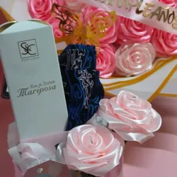 Cesta con perfume ,licra  y ramo de rosas