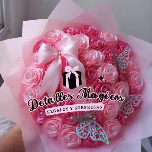 En "Detalles Magicos ", nuestra misión es ofrecer una experiencia única y memorable a nuestros clientes a través de una cuidada selección de regalos que celebren los momentos más significativos de la vida. Nos comprometemos a inspirar la alegría y la conexión emocional, proporcionando productos de alta calidad que se adapten a cada ocasión y personalidad. 

Valoramos la creatividad, la originalidad y el servicio excepcional, buscando siempre superar las expectativas de nuestros clientes. Nuestro objetivo es ser el destino preferido para quienes desean expresar sus sentimientos y compartir amor, gratitud y felicidad a través de regalos significativos. Creemos que cada regalo cuenta una historia, y estamos aquí para ayudarte a contar la tuya.