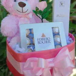 Oso de peluche ,perfume y  bombones en una hermosa caja de corazon con globo a su eleccion