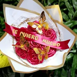 Ramo de rosa rojo bordoña.