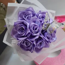 Ramo de 7 Rosas con mariposa