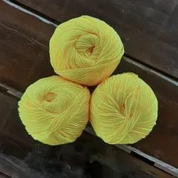 Amarillo intenso disponible para prendas, accesorios, amigurumis etc 