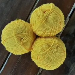 Amarillo más oscuro disponible para prendas, accesorios, amigurumis etc 