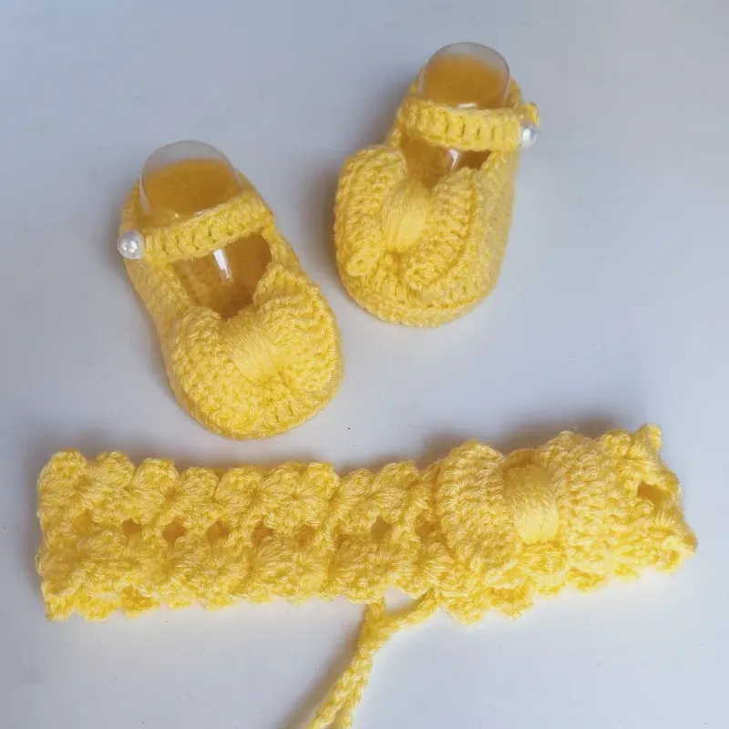 Conjunto de zapaticos y diadema amarillas para bebé modelo 02
