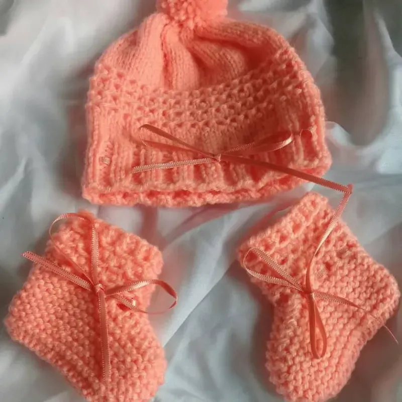 Conjunto tejido de gorro y zapatico para bebé 