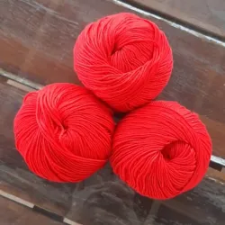 Rojo intenso disponible para prendas, accesorios, amigurumis etc 