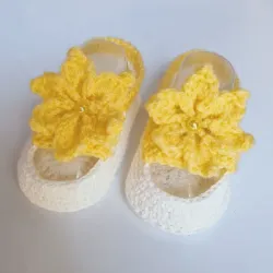 Sandalia para bebé amarilla y blanca modelo 06