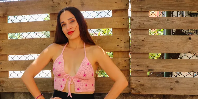 Top crop tejido a crochet modelo Lily 010