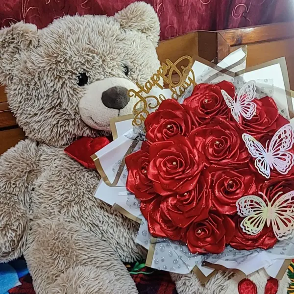 💜✨️Detallitos Dani✨️💜
🎀Le agradece por contactarnos🎀

• Número con el que me puede contactar * 🎗56267270🎗* 

•Los arreglos se agendan con mínimo 3 o 4 días de antelación. De necesitarlos antes, puede consultarme para saber para cuál tenemos disponibilidad en ese momento. 

✨Los arreglos que mostramos son de trabajos anteriores, aunque siempre se confeccionan bajo la misma idea y respetando el concepto, por lo que pueden haber variaciones de la foto que se le muestra al arreglo confeccionado.✨️
 
✨ *Qué puede variar acorde a la disponibilidad que tengamos❓

* Los globos para la decoración, los decorativos, los modelos de cajitas y los tipos de confituras(aunque siempre se respetan cantidades y estilo) Los peluches también dependen de los disponibles, pero sí puede elegir dentro de los que tengamos cuál le gustaría para su arreglo. ✨ 

*Qué personalizamos❓

* La personalización consiste en modificar los colores del arreglo a su preferencia . Y se ajustan los decorativos según la ocasión (cumpleaños, aniversario, etc). Puede incluir bebidas, perfumes, ramos de rosas eternas, cajas de bombones, cajas con minidonitas , kakes , coronas, etc; siempre en dependencia de la disponibilidad, por lo que se debe consultar ✨

 *Forma de pago* Aceptamos el pago en MN , Zelle , USD , EUR , en caso de ser en transferencia siempre debe consultar antes ✨ 
*Confirmación* Debe confirmar su pedido antes de la entrega, de no ser así queda cancelado el pedido ✨Contamos con mensajería opcional por un costo adicional , siempre acordando con antelacion la fecha , hora y lugar de la entrega.✨️
