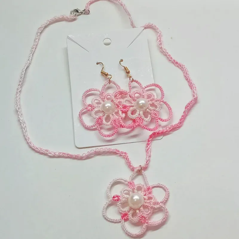 Juego collar y aretes de frivolité