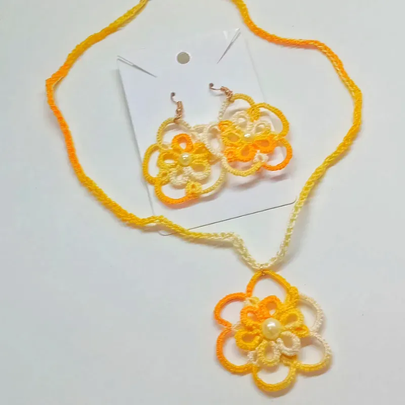 Juego collar y aretes de frivolité