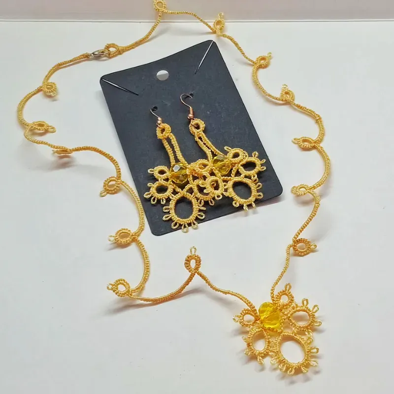 Juego collar y aretes de frivolité