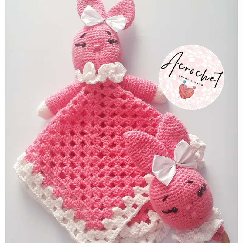 Manta de apego con sonajero 