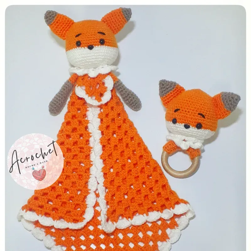 Manta de apego con sonajero 