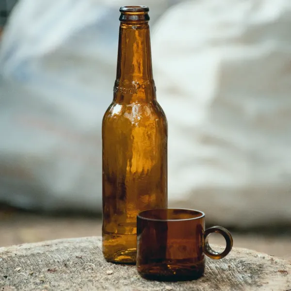 ♻️ Devuelta es un Estudio-Taller de reciclaje creativo (upcycling) con envases de vidrio, cuya esencia se sustenta en el reciclaje, su compromiso medioambiental 🌍 y la estética en cada una de sus piezas 🎨. Nació en 2021 durante la etapa pandémica. Tiene dos directrices fundamentales: la creación de piezas decorativas y/o utilitarias 🏺 y los talleres que se imparten 🛠️.Devuelta cuenta con una gama de cerca de 50 productos diferentes. Se trabaja con técnicas de cortes y pulidos y ahora se incorpora la vitrofusión 🔥, potenciando así las posibilidades creativas y de reciclaje.Se trabaja a pedido 📦, cada pieza es única ✨, con el sello inconfundible de lo personalizado. Nuestro trabajo no deja de insistir en la búsqueda de la belleza con cada envase de vidrio en nuestras manos 🤲 y en la apuesta por un acabado de excelencia en cada pieza.
