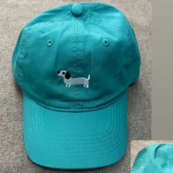 Gorra con bordado de perro 