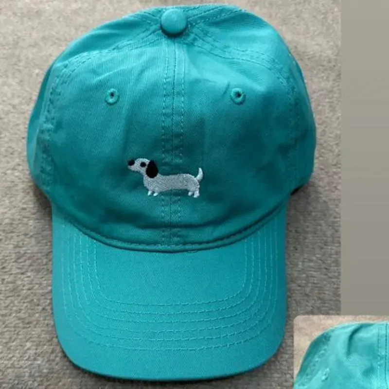 Gorra con bordado de perro 