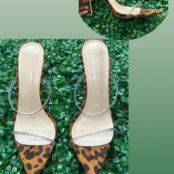 Tacones de leopardo
