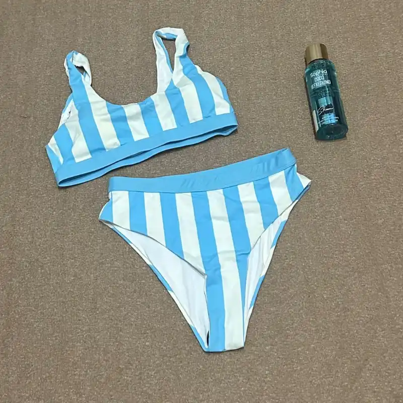 Bikini azul con estampado de rayas 