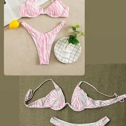 Bikini blanco con estampado a rayas rosadas 