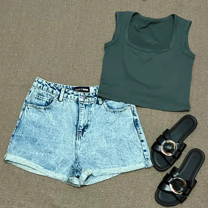 Top gris y short de mezclilla !