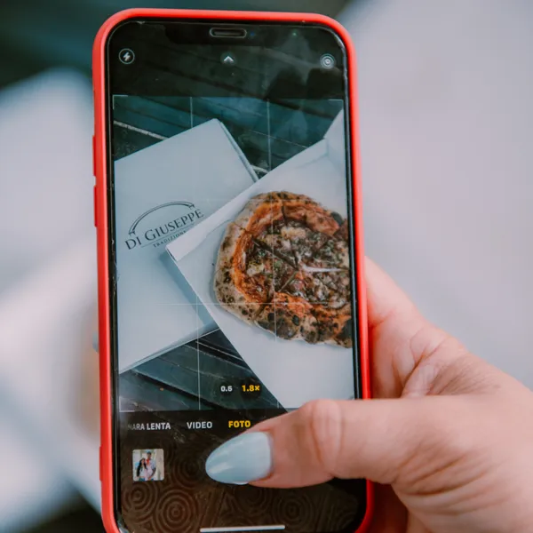 Pizzas estilo napolitana hechas a mano, con ingredientes seleccionados y pasión artesanal que transforma cada bocado en una experiencia auténtica.