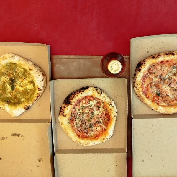 Pizzas estilo napolitana hechas a mano, con ingredientes seleccionados y pasión artesanal que transforma cada bocado en una experiencia auténtica.