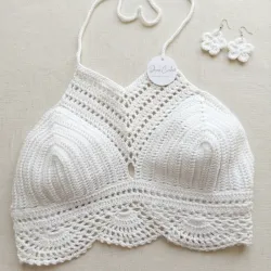 Top blanco  y aretes 