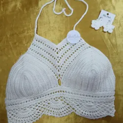 Top blanco  y aretes 