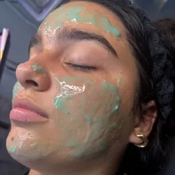 Higiene facial con hidratación profunda