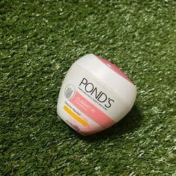 Crema Ponds hidratante anti-manchas con protector solar 15spf.