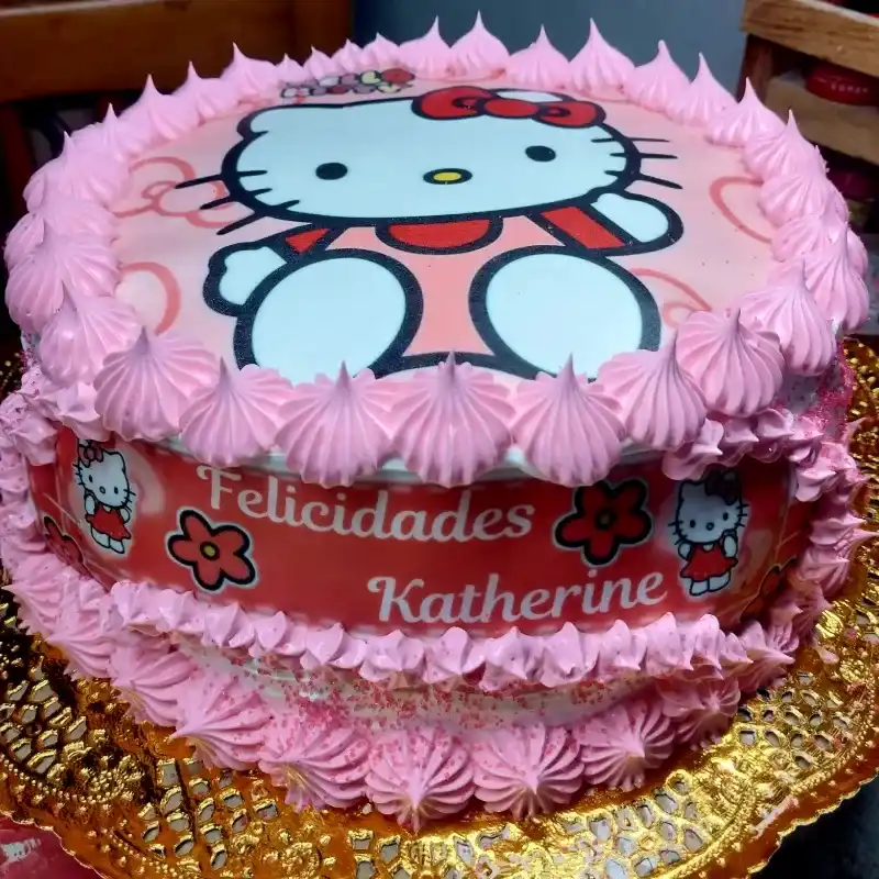 Cake con papel comestibles o topper.