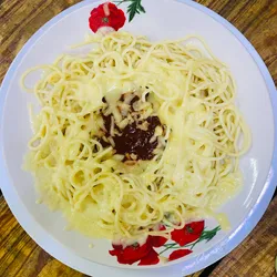Espaguetis Napolitano con queso Gouda 